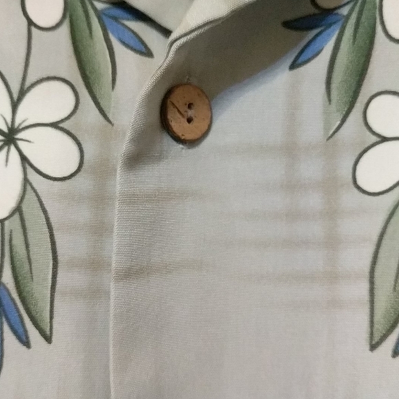 Men's Island 2 Island by W.R. Gass Aloha Shirt - Picture 4 of 6